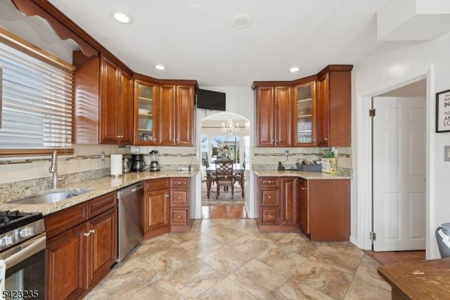 35 Bedford St, East Orange City, NJ 07018