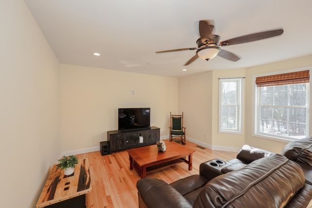 11 Rockingham Rd Apt H, Auburn, NH 03032