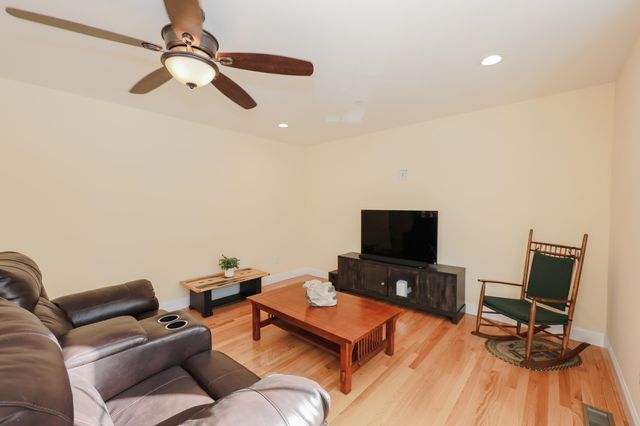 11 Rockingham Rd Apt H, Auburn, NH 03032