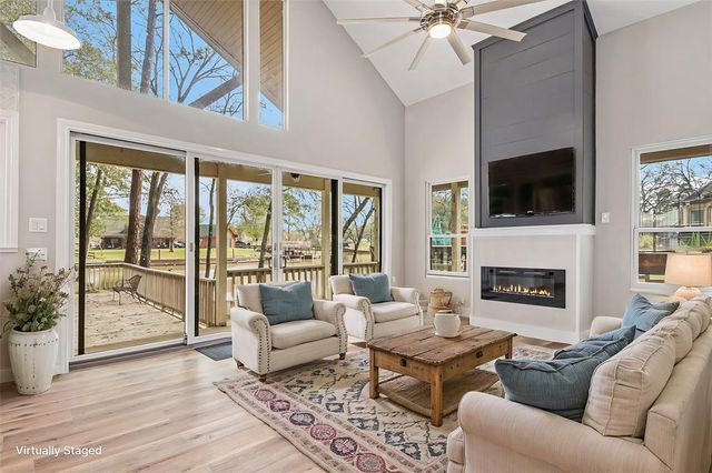 50 Hunters Creek Drive, Huntsville, TX 77340