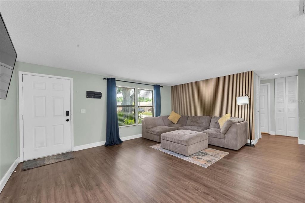 Image 2 of property listing at 502 TIMBER BAY CIRCLE E, Oldsmar, FL 34677