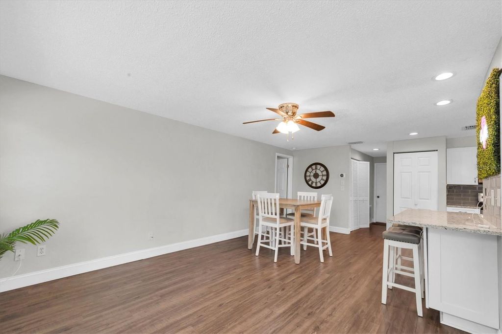 Image 22 of property listing at 502 TIMBER BAY CIRCLE E, Oldsmar, FL 34677