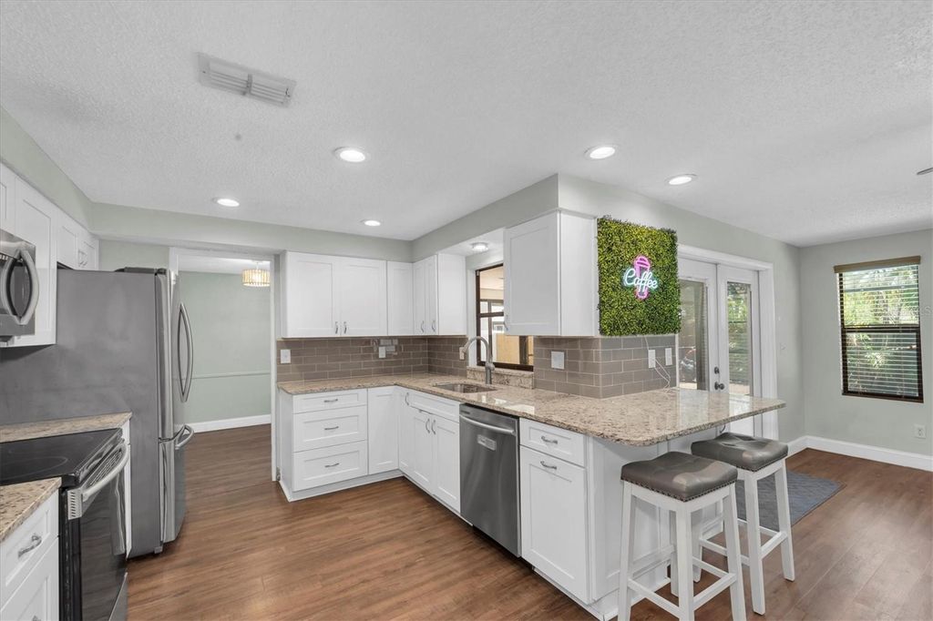 Image 5 of property listing at 502 TIMBER BAY CIRCLE E, Oldsmar, FL 34677