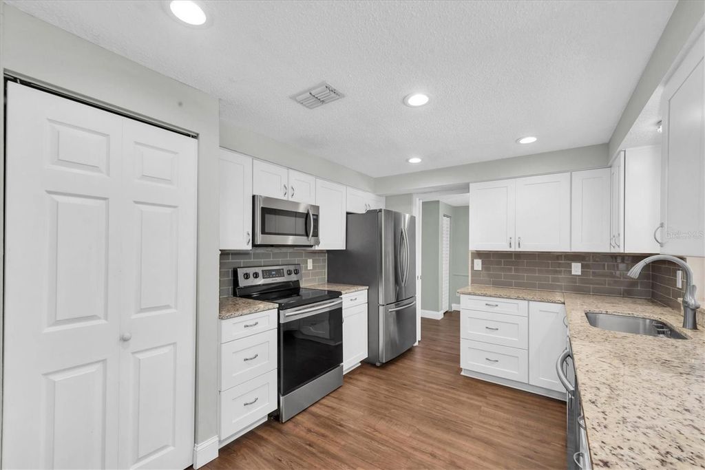 Image 7 of property listing at 502 TIMBER BAY CIRCLE E, Oldsmar, FL 34677