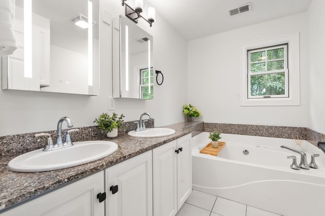 79 Beecher Pl 5, Newton, MA 02459