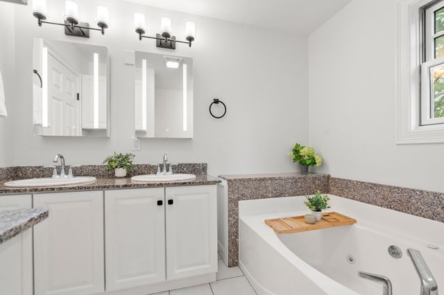 79 Beecher Pl 5, Newton, MA 02459