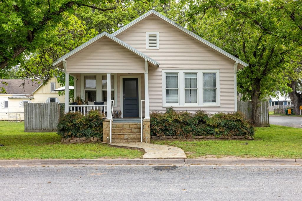 261 N Water Street, La Grange, TX 78945