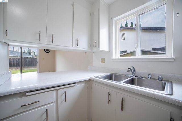 39627 Sundale Dr, Fremont, CA 94538