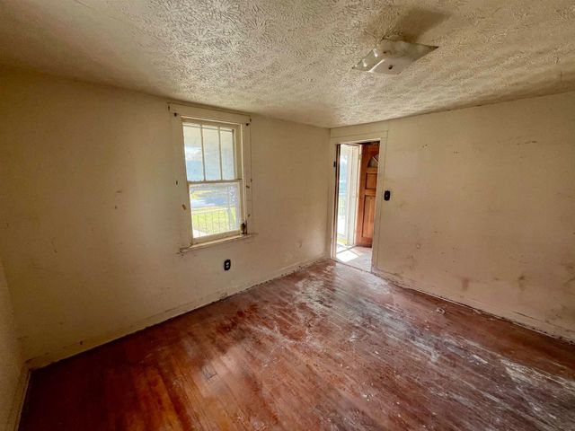 314 W SPRING AVE, Elkton, VA 22827