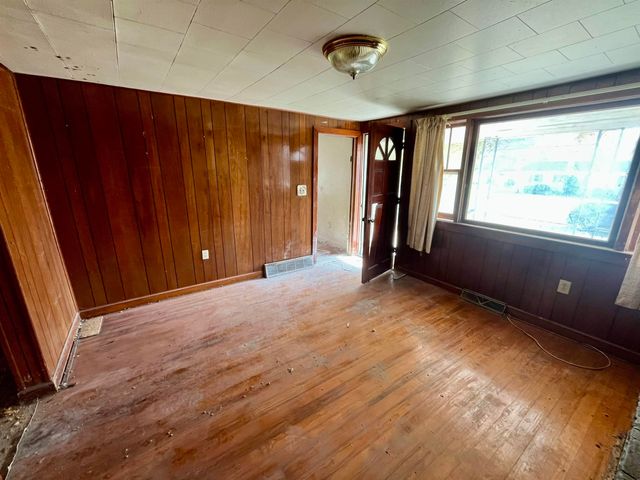 314 W SPRING AVE, Elkton, VA 22827