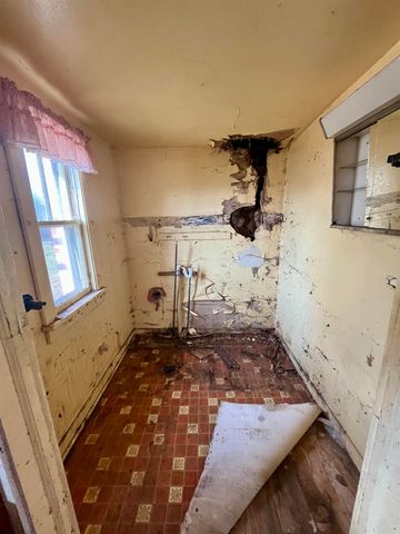 314 W SPRING AVE, Elkton, VA 22827