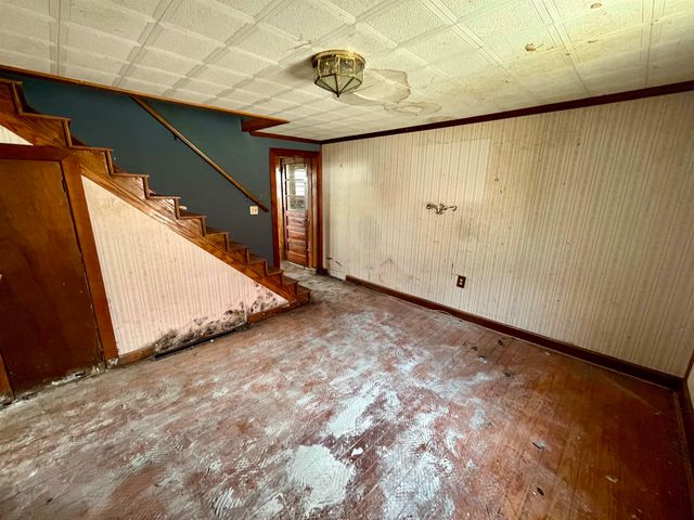 314 W SPRING AVE, Elkton, VA 22827