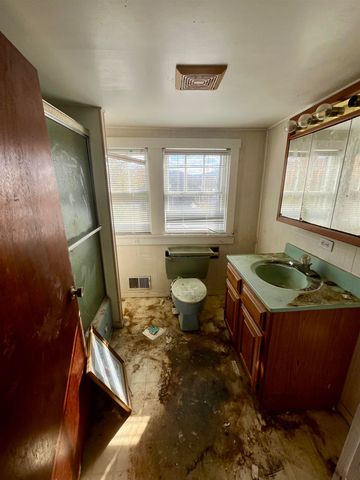 314 W SPRING AVE, Elkton, VA 22827