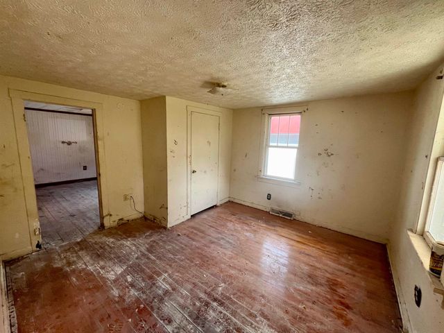 314 W SPRING AVE, Elkton, VA 22827