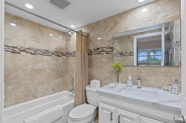 555 NW 4th Avenue Apt 501, Boca Raton, FL 33432