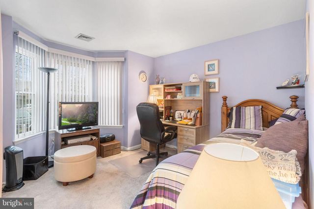 48 PINEWOOD DR, Hamilton, NJ 08690