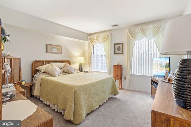 48 PINEWOOD DR, Hamilton, NJ 08690