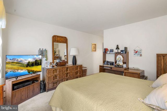 48 PINEWOOD DR, Hamilton, NJ 08690