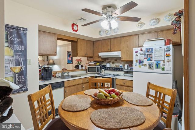 48 PINEWOOD DR, Hamilton, NJ 08690