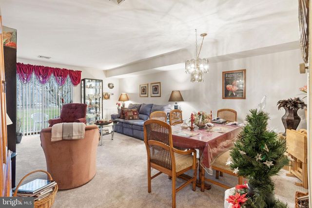 48 PINEWOOD DR, Hamilton, NJ 08690