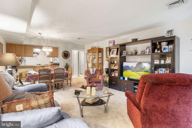 48 PINEWOOD DR, Hamilton, NJ 08690