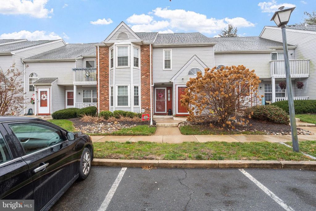 48 PINEWOOD DR, Hamilton, NJ 08690