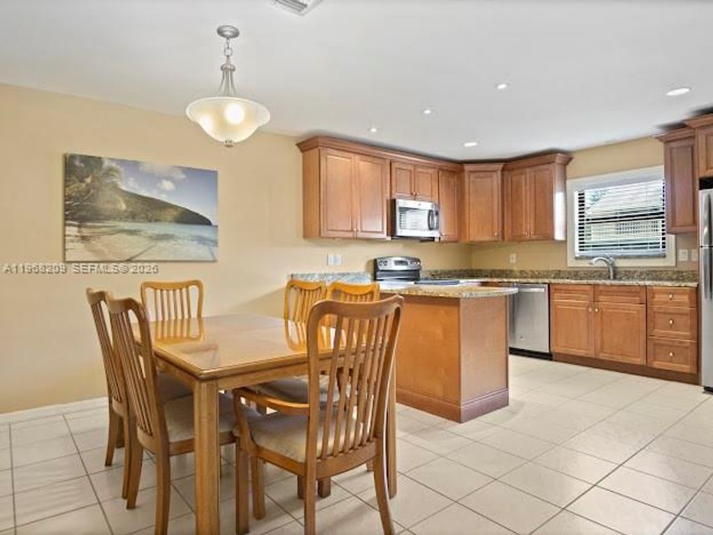 Image 4 of property listing at 7464 SE Concord Pl, Hobe Sound, FL 33455