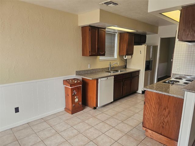 6814 Castleview Lane, Houston, TX 77489