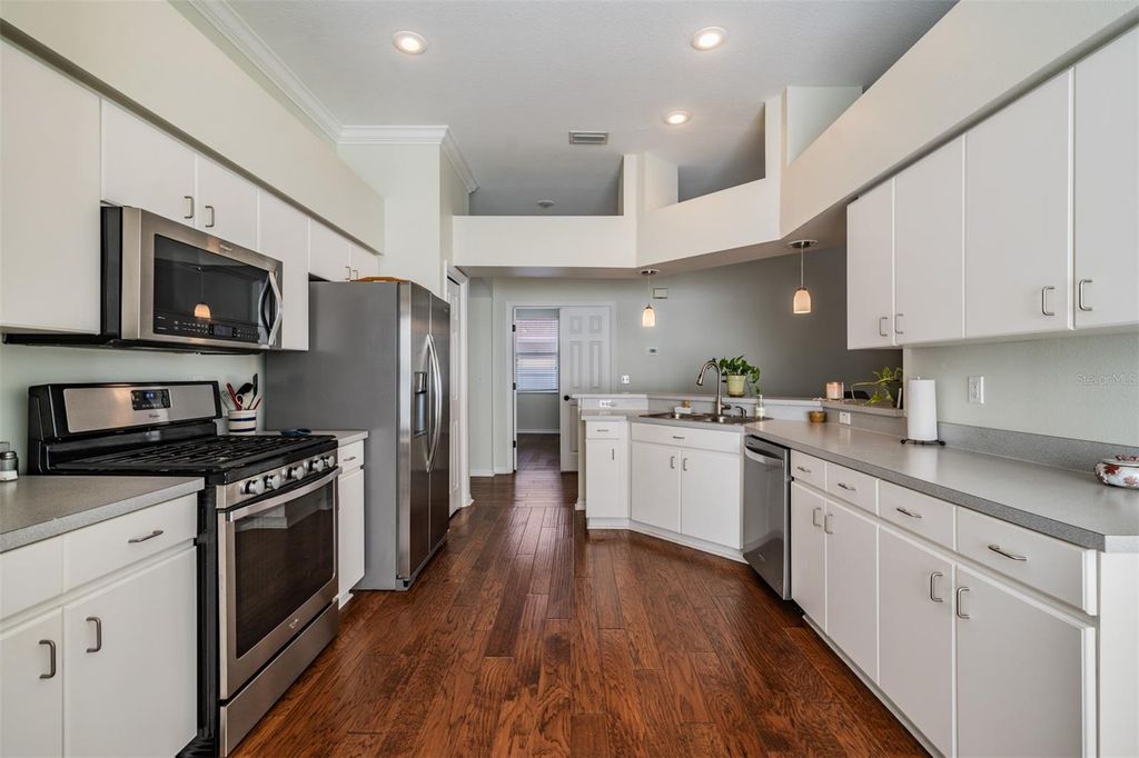 Image 9 of property listing at 10604 LITTLE BEND LANE, Riverview, FL 33569