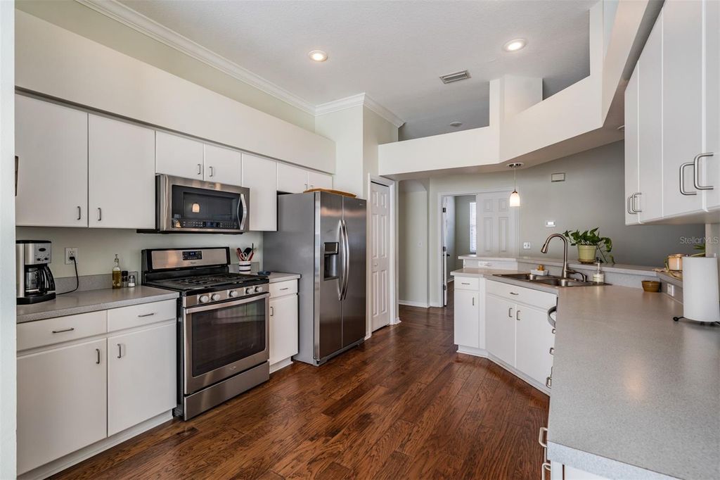 Image 10 of property listing at 10604 LITTLE BEND LANE, Riverview, FL 33569