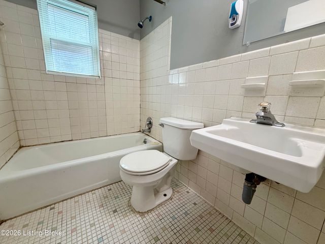 1709 Valley Forge Way 2, Louisville, KY 40215