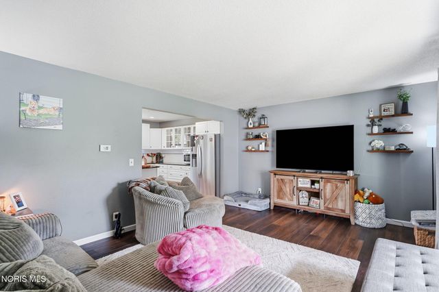 722 Meadow Springs Court, Maumee, OH 43537