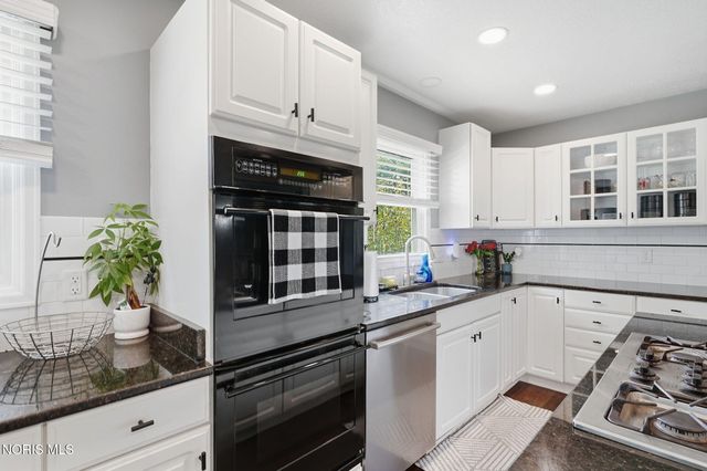722 Meadow Springs Court, Maumee, OH 43537