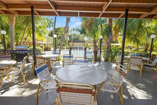 5121 W Oakland Park Blvd 109, Lauderdale Lakes, FL 33313