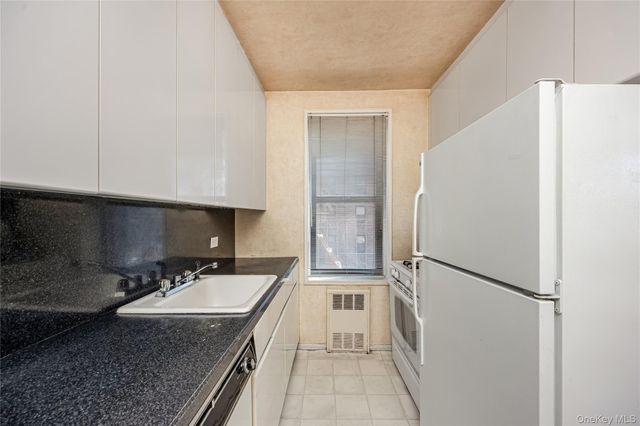 8035 Springfield Boulevard 3C, Bellerose Manor, NY 11427