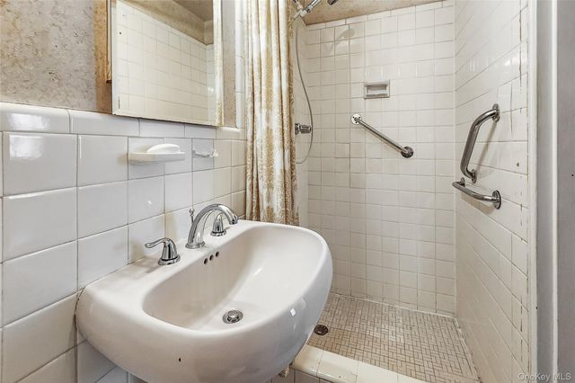 8035 Springfield Boulevard 3C, Bellerose Manor, NY 11427