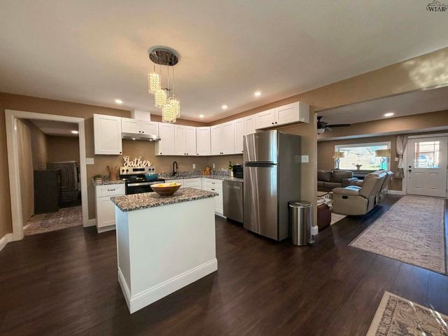 1009 W LOUISA AVENUE, Iowa Park, TX 76365