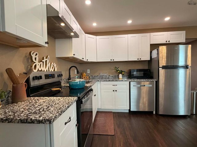 1009 W LOUISA AVENUE, Iowa Park, TX 76365