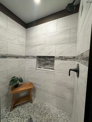 1009 W LOUISA AVENUE, Iowa Park, TX 76365