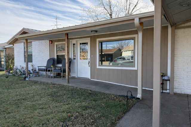 1009 W LOUISA AVENUE, Iowa Park, TX 76365