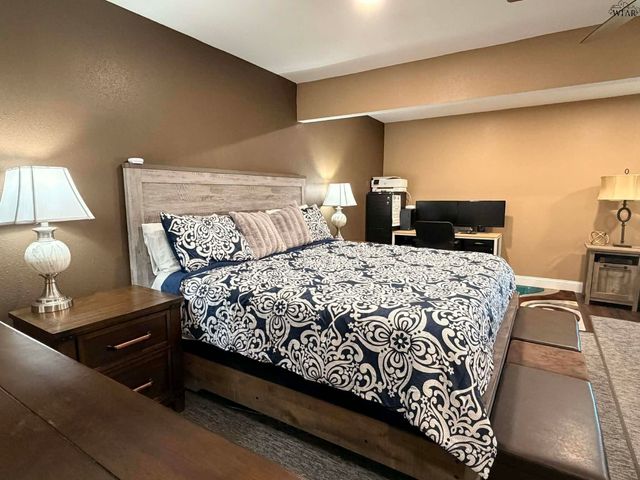 1009 W LOUISA AVENUE, Iowa Park, TX 76365