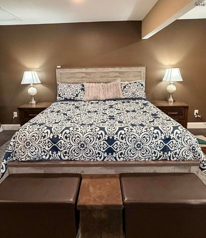 1009 W LOUISA AVENUE, Iowa Park, TX 76365