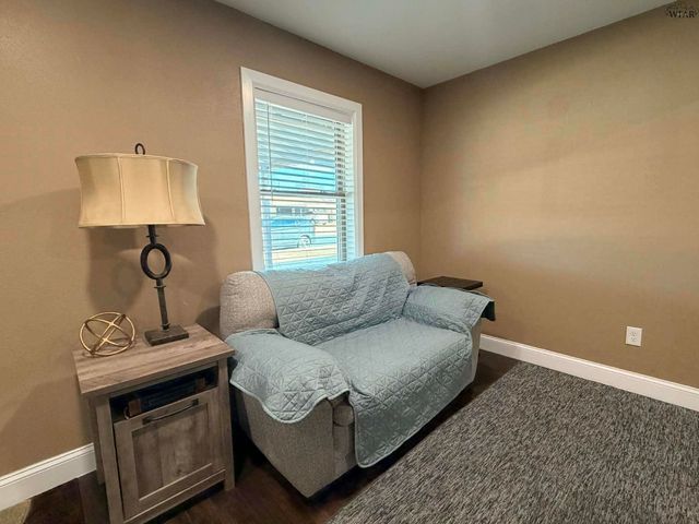 1009 W LOUISA AVENUE, Iowa Park, TX 76365