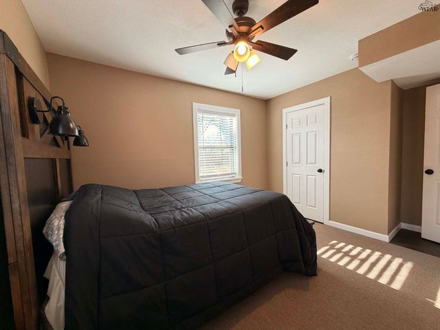 1009 W LOUISA AVENUE, Iowa Park, TX 76365