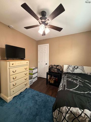 1009 W LOUISA AVENUE, Iowa Park, TX 76365