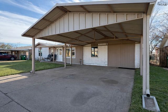 1009 W LOUISA AVENUE, Iowa Park, TX 76365