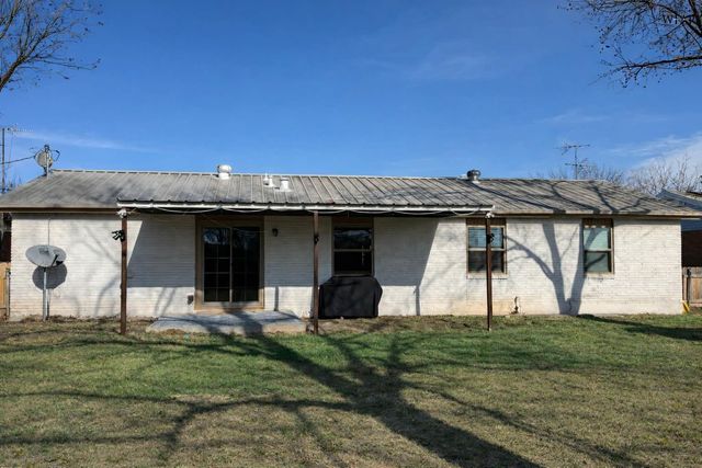 1009 W LOUISA AVENUE, Iowa Park, TX 76365