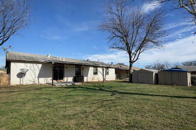 1009 W LOUISA AVENUE, Iowa Park, TX 76365