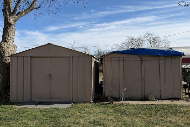 1009 W LOUISA AVENUE, Iowa Park, TX 76365