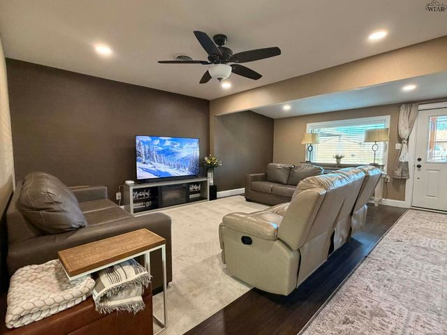 1009 W LOUISA AVENUE, Iowa Park, TX 76365